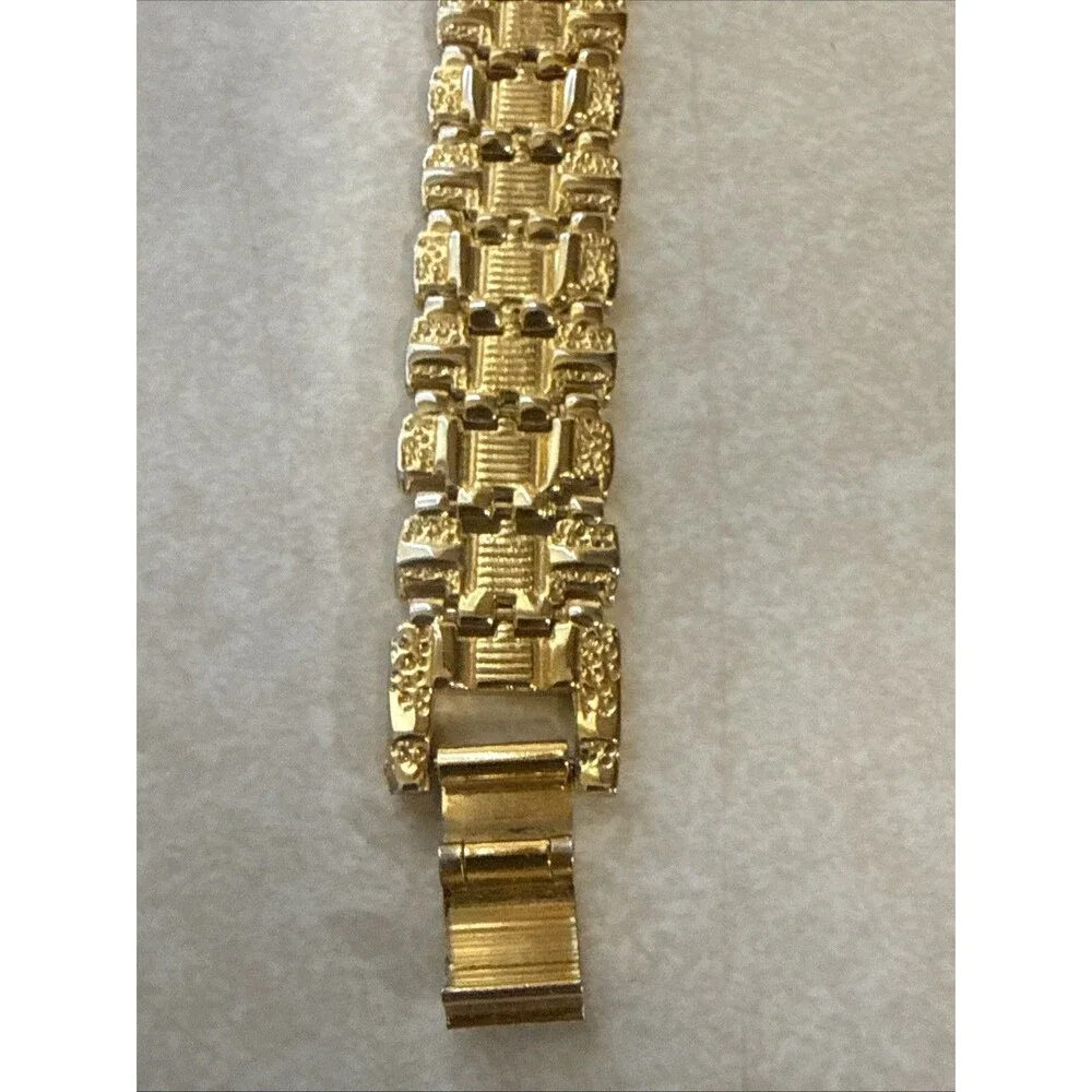 Vtg Medana ROYALE Ladies Diamond Gold Tone Nugget Style Watch 7.5